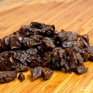 Свекольный салат с черносливом и грецкими орехами - фото шаг 6