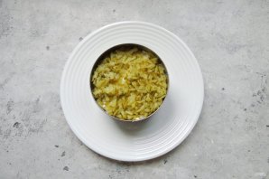 Слоеный салат "Лесная поляна" с маринованными опятами - фото шаг 5