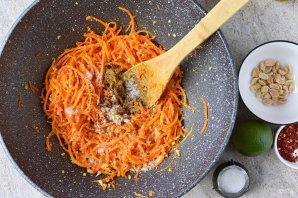 Постный салат из моркови - фото шаг 7