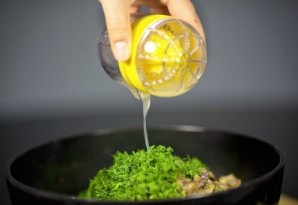 Салат из креветок, грибов и риса - фото шаг 8