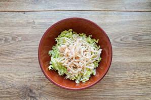 Салат с кальмарами, пекинской капустой и яблоком - фото шаг 3