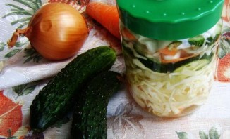 Салат из капусты и огурцов на зиму - фото шаг 8
