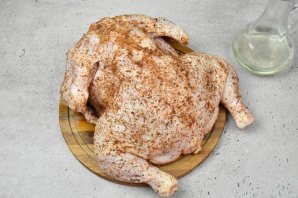 Курица в духовке на банке - фото шаг 4