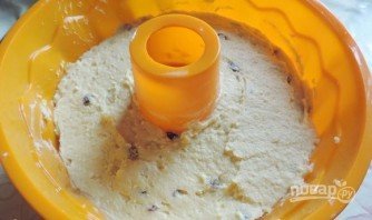 Творожный кекс с изюмом в духовке - фото шаг 4