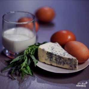 Омлет с голубым сыром - фото шаг 1