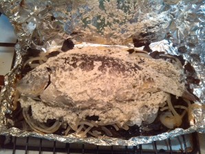 Карп, запеченный в фольге с грибами и картофелем - фото шаг 8