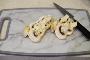 Куриные голени с грибами и картошкой в духовке - фото шаг 5
