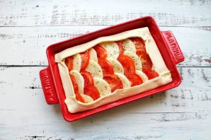 Слоеный пирог с моцареллой и помидорами - фото шаг 4