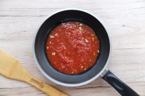 Паста с томатным соусом и базиликом - фото шаг 3