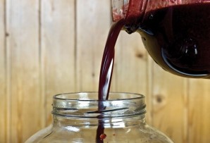 Домашнее вино из смородины без дрожжей - фото шаг 5