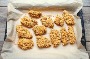 Куриные нагетсы в кукурузной панировке в духовке - фото шаг 8