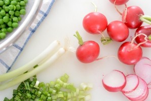 Салат с редисом и зеленым горошком - фото шаг 1