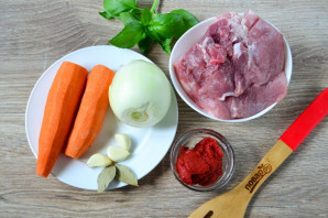 Гуляш из свинины с морковью и луком - фото шаг 1