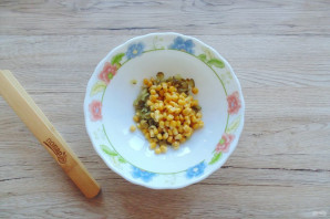 Салат из шпрот и кукурузы - фото шаг 3