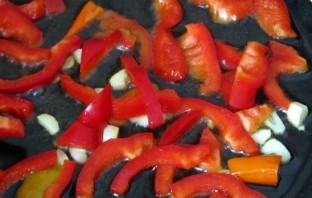 Паста с томатным соусом и сыром - фото шаг 1
