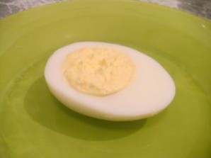Яйца, фаршированные семгой - фото шаг 4
