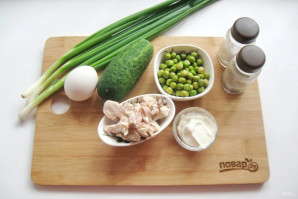 Салат с курицей, зеленым горошком и огурцом - фото шаг 1