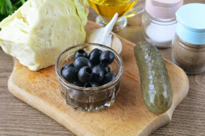 Салат с маслинами и огурцами - фото шаг 1