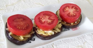 Горячая закуска из баклажанов и помидоров под сыром - фото шаг 6