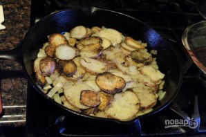 Жареная картошечка с луком - фото шаг 11