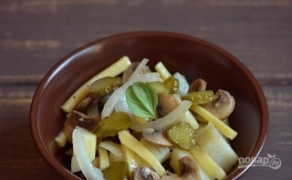 Салат с грибами и картофелем - фото шаг 5