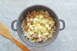 Мясо с капустой и яблоками - фото шаг 8