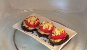 Горячая закуска из баклажанов и помидоров под сыром - фото шаг 7