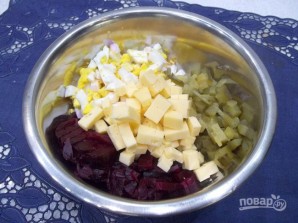 Салат со свеклой, сыром и яйцами - фото шаг 6