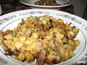 Картошка со свининой и грибами на сковороде - фото шаг 5