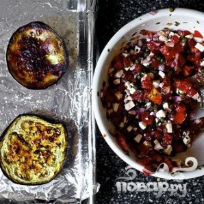 Запеченные баклажаны с рикоттой, помидорами и луком - фото шаг 2