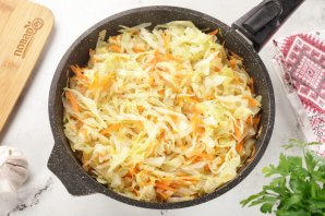 Тушеная капуста с сосисками - фото шаг 5