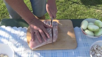 Свиная корейка с луком в казане - фото шаг 1