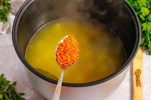 Суп из красной чечевицы в мультиварке - фото шаг 5