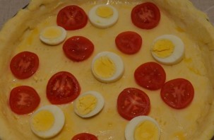 Пицца с сосиской и помидорами - фото шаг 6