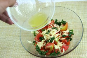 Салат с моцареллой и помидорами - фото шаг 3