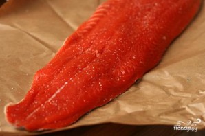 Жареный лосось с черничным соусом - фото шаг 1