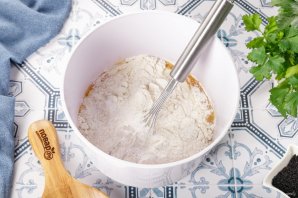 Заливной пирог с капустой на кефире - фото шаг 8