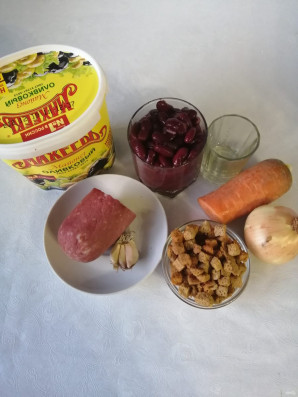 Салат с колбасой, фасолью, сухариками и майонезом "Махеевъ" - фото шаг 1