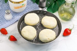 Вкусные сырники - фото шаг 6