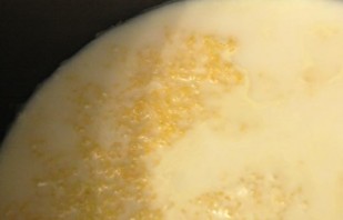 Кукурузная каша на молоке в мультиварке - фото шаг 2