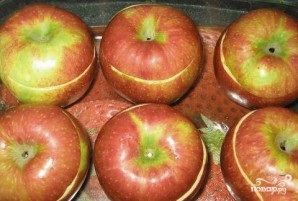 Печеные яблоки с черносливом - фото шаг 2