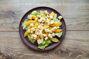Салат с персиками и сыром - фото шаг 4