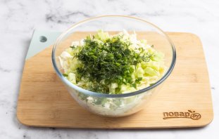 Салат из капусты с зеленой заправкой - фото шаг 4
