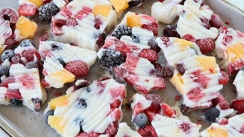 Замороженный йогурт и ягоды - фото шаг 5