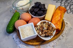 Салат с копченой курицей, черносливом и грецкими орехами - фото шаг 1