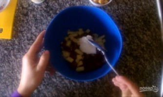 Салат с фасолью и сухариками за 5 минут - фото шаг 3