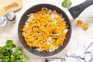 Тушеная картошка с лисичками - фото шаг 5