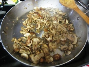 Жареные грибы с макаронами - фото шаг 7
