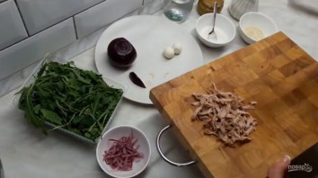 Вкусный салат с грушами и мясом - фото шаг 3