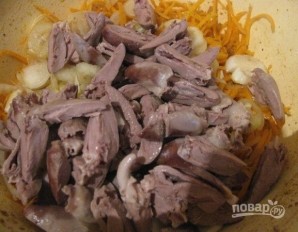 Салат с куриными сердечками и морковкой - фото шаг 10
